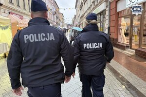na zdjęciu policjanci w trakcie patrolu