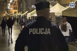 na zdjęciu policjant na ulicy