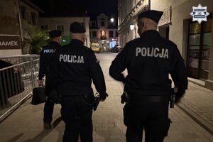 na zdjęciu policjanci na ulicy