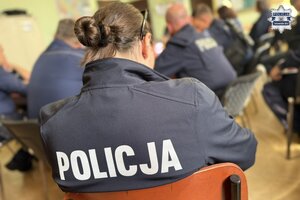na zdjęciu policjantka na krześle