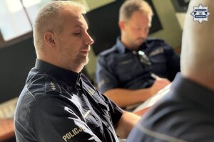 na zdjęciu policjant w trakcie odprawy