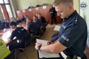 na zdjęciu policjanci w trakcie odprawy
