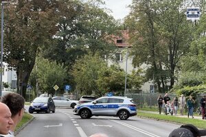 na zdjęciu radiowóz w poprzek jezdni
