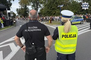 na zdjęciu policjantka i mężczyzna z napisem służba porządkowa na jezdni