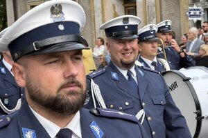 na zdjęciu policjanci