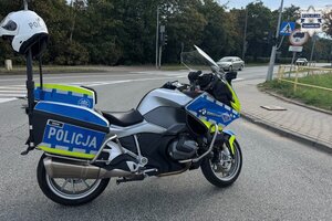na zdjęciu policyjny motocykl na jezdni