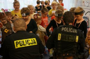 Tyscy policjanci z wizytą w przedszkolu