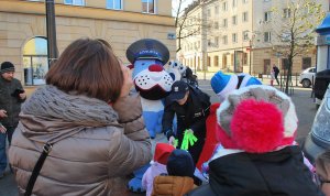 policjanci rozdają elementy odblaskowe