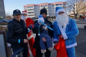 policjanci rozdają elementy odblaskowe