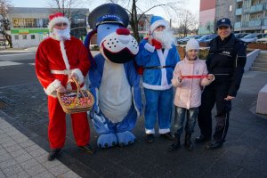 policjanci rozdają elementy odblaskowe