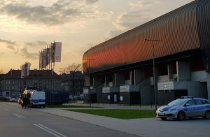 Na zdjęciu widoczne dwa radiowozy zaparkowane obok Stadiony w Tychach.