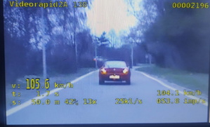 Obraz z wideorejestratora pokazujący przekroczenie prędkości pojazdu.