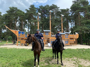 Policjanci na koniach patrolują rejon placu zabaw.