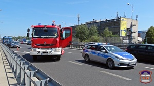 Wóz Straży Pożarnej oraz radiowóz Policji podczas obsługi zdarzenia drogowego w Tychach przy ulicy Beskidzkiej. W tle samochody w zatorze drogowym.