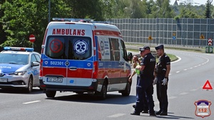 Karetka Pogotowia ratunkowego oraz radiowóz policyjny na drodze krajowej numer 1 w Tychach. Obok ambulansu stojący policjanci.