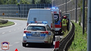 Radiowóz, karetka pogotowia ratunkowego oraz samochód dostawczy stojące na poboczu drogi krajowej numer 1 w Tychach.