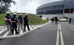 Policjanci zabezpieczają mecz piłki nożnej przed Stadionem Miejskim w Tychach.