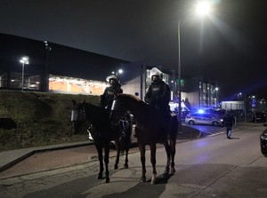 Na zdjęciu umundurowani policjanci na koniach służbowych, biorący udział w zabezpieczeniu meczu.