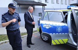 Na zdjęciu radiowóz oraz Prezydent Miasta Tychy i Komendant Miejski Policji w Tychach.
