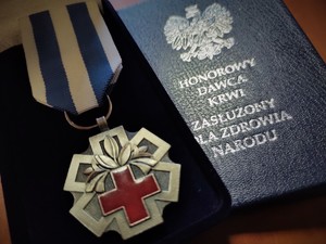 Na zdjęciu medal „Honorowy Dawca Krwi – Zasłużony dla Zdrowia Narodu” oraz legitymacja honorowego dawcy krwi.