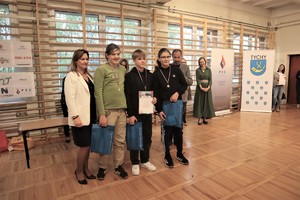 Na zdjęciu drużyna z dyrektorem szkoły podczas wręczania nagród w Turnieju Bezpieczeństwa Ruchu Drogowego.