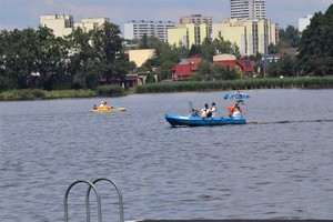 Na zdjęciu policjanci pływający po jeziorze w policyjnej łódce