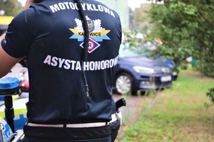 Na zdjęciu policjant w koszulce z napisem Motocyklowa Asysta Honorowa.