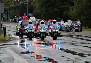 Na zdjęciu policjanci z Motocyklowej Asysty Honorowej oraz pojazd z biskupem święcącym pojazdy.