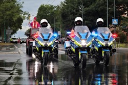 Na zdjęciu policjanci z Motocyklowej Asysty Honorowej oraz pojazd z biskupem święcącym pojazdy.