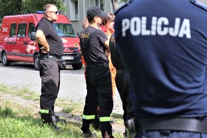 Na zdjęciu policjanci i strażacy uczestniczący w poszukiwaniach.