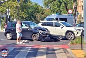 Na zdjęciu pojazdy uczestniczące w zdarzeniu drogowym