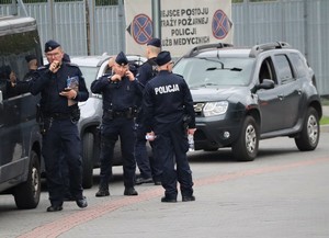 Na zdjęciu umundurowani policjanci podczas zabezpieczenia meczu piłki nożnej.