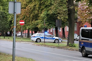 Na zdjęciu oznakowany radiowóz Policja na jezdni.