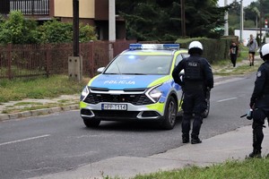 Na zdjęciu umundurowani policjanci podczas zabezpieczenia meczu piłki nożnej.