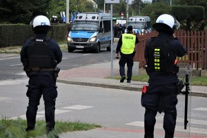 Na zdjęciu umundurowani policjanci podczas zabezpieczenia meczu piłki nożnej.