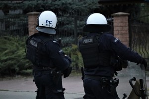 Na zdjęciu umundurowani policjanci podczas zabezpieczenia meczu piłki nożnej.