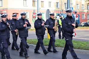 Na zdjęciu policyjna orkiestra podczas przemarszu ulicami miasta.