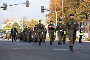 Na zdjęciu uczniowie klas mundurowych podczas przemarszu.