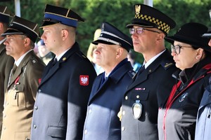 Na zdjęciu goście zaproszeni na ślubowanie klas pierwszych mundurowych. Wśród nich Komendant Miejski Policji w Tychach.