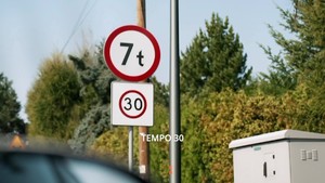 Na zdjęciu znak drogowy &quot;tempo 30&quot; oraz znak oznaczający zakaz wjazdu pojazdów o masie przekraczającej 7 ton