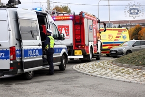 Na zdjęciu radiowóz Policji oraz wóz straży pożarnej.