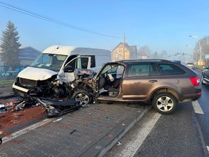 Na zdjęciu uszkodzone pojazdy uczestniczące w zdarzeniu drogowym.