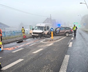 Na zdjęciu uszkodzone pojazdy uczestniczące w zdarzeniu drogowym.