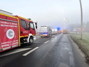 Na zdjęciu uszkodzone pojazdy uczestniczące w zdarzeniu drogowym.