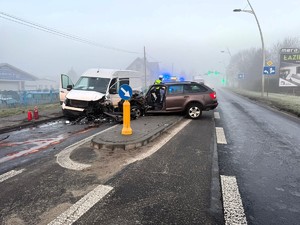 Na zdjęciu uszkodzone pojazdy uczestniczące w zdarzeniu drogowym.