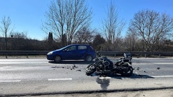 Na zdjęciu uszkodzony pojazd oraz motocykl na jezdni