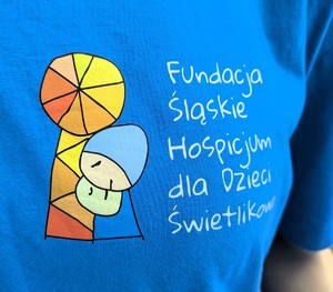 Na zdjęciu napis na koszulce Fundacja Śląskie Hospicjum dla Dzieci Świetlikowo