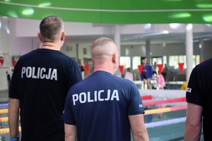 Na zdjęciu policjanci uczestniczący w maratonie pływackim