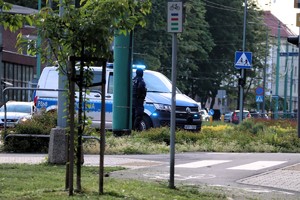 Na zdjęciu oznakowany radiowóz policyjny na ulicy podczas zabezpieczenia imprezy