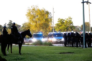 Na zdjęciu oznakowane radiowozy policyjne, policjanci z oddziałów prewencji oraz policjanci na koniach